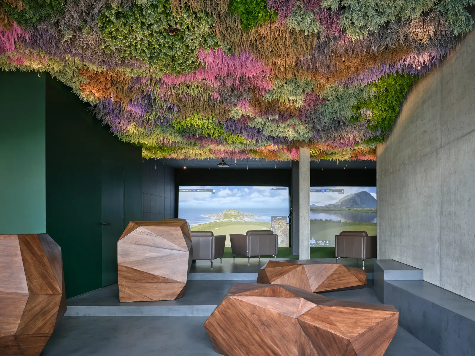 The lounge with wooden seats and both bays behind it