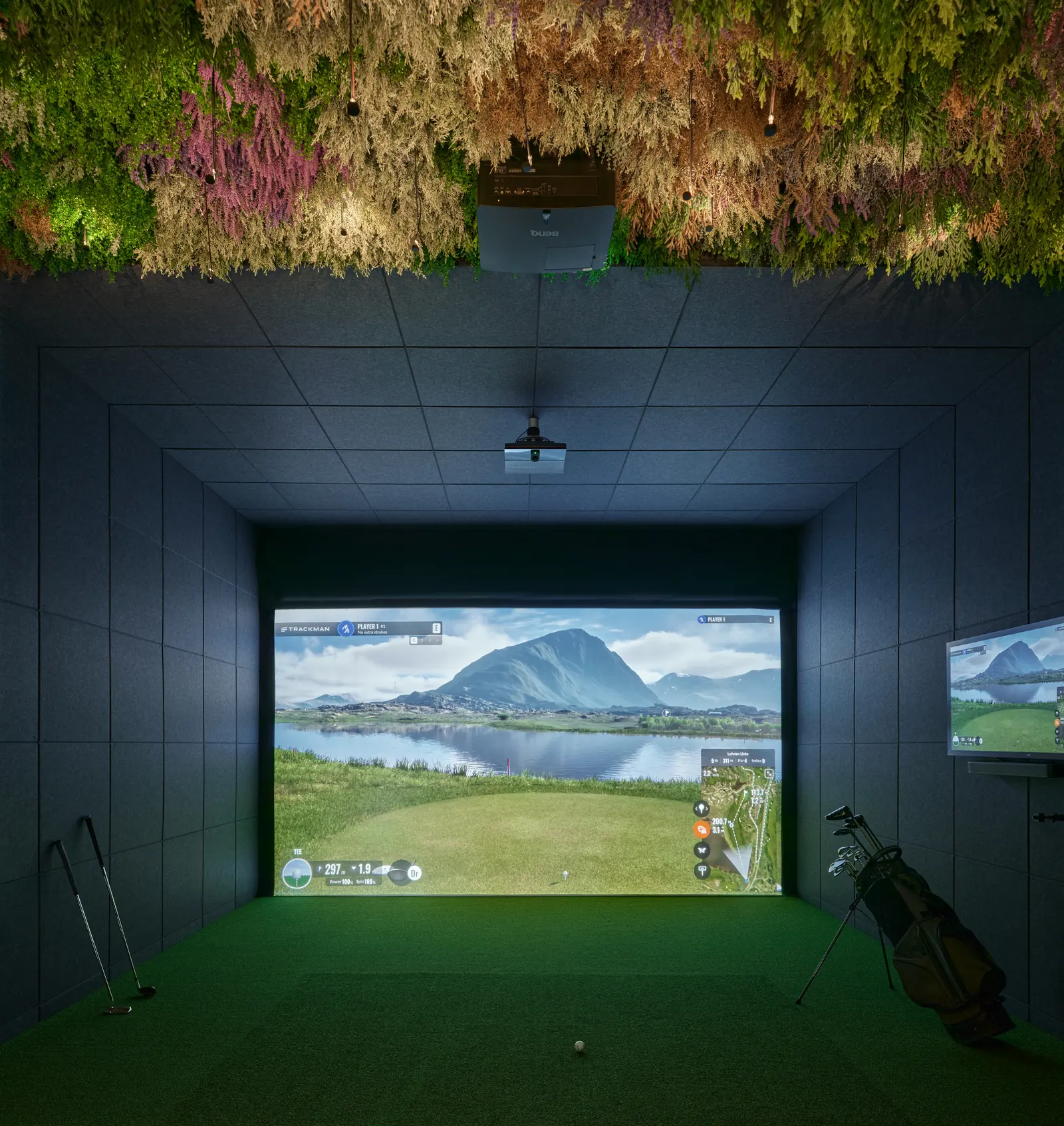 A bay with its green turf, clubs and a course on the screen